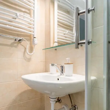 Lucia ゲストハウス 3*