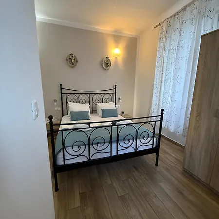 Lucia Gostinjska kuća 3*